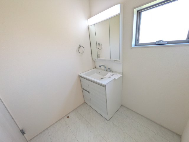 第1　常総市中妻町　新築戸建て　1号棟の独立洗面台|三面鏡の洗面化粧台はミラー扉の内側がすべて収納スペースになっており、収納力も魅力的です♪
ボックスティッシュも収納可能で、可変トレイは収納物に応じて高さ調整ができます！
取り外して洗えるので清潔です♪