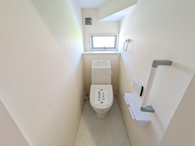 第1　常総市中妻町　新築戸建て　1号棟のトイレ|窓付きで明るく白を基調とした清潔感のあるトイレは温水洗浄便座付きです♪
