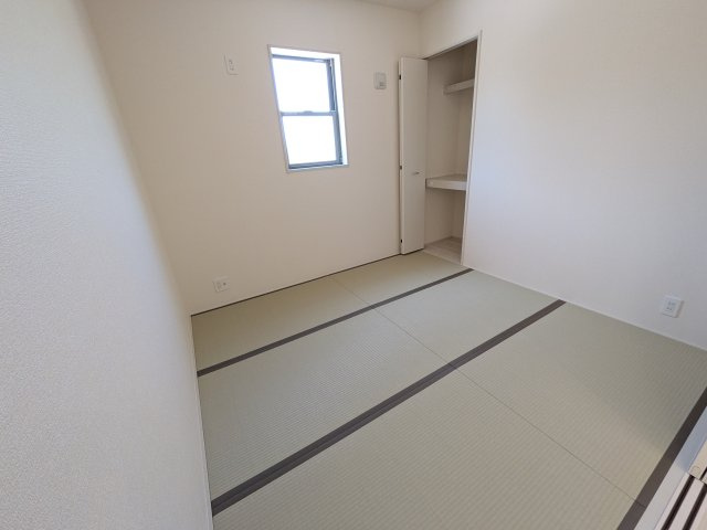 第1　常総市中妻町　新築戸建て　1号棟の和室|モダンなフチなし琉球畳を採用。リビングと繋がる多目的な空間は、客間やお子様の遊び場、家事スペースとしても活躍します。