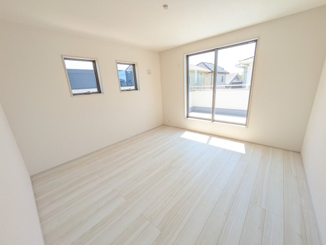 第1　常総市中妻町　新築戸建て　1号棟の洋室|たっぷりの陽光と心地よい風が入る２面採光。
毎朝、爽やかな目覚めをサポートする、快適なベッドルームです。