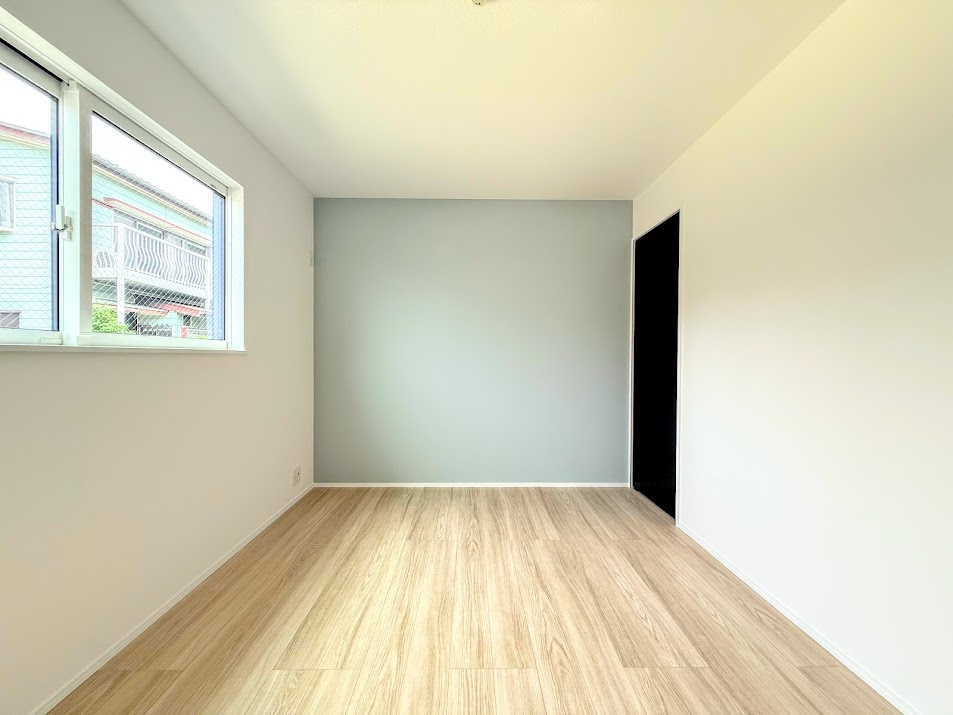 保土ヶ谷区法泉3丁目　新築戸建て　第7の洋室|◆室内はいつも明るい印象なので気持ちの良い朝を迎えられます。各部屋にはクローゼットを完備しており、収納が多いお家はすっきりして快適空間です。