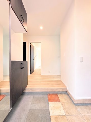 保土ヶ谷区法泉3丁目　新築戸建て　第7の玄関|◆明るい玄関です！散らかりやすい玄関もスッキリする大容量のシューズボックス付き。