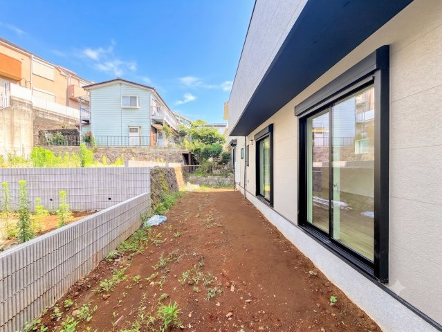 保土ヶ谷区法泉3丁目　新築戸建て　第7の庭|◆お手入れのしやすいちょうどよいサイズ感のお庭付き。植栽や家庭菜園等多目的にご利用いただけるプライベート空間。