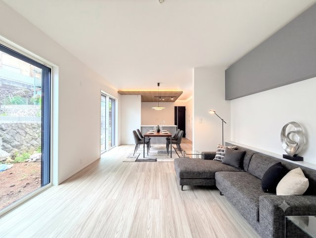 保土ヶ谷区法泉3丁目　新築戸建て　第7の居間・リビング|◆一家だんらんのスペースとなるＬＤＫ。窓から明るい光が差し込み、思わず家族の会話も弾む快適な空間。(家具はイメージです)
