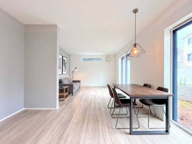 保土ヶ谷区法泉3丁目　新築戸建て　第7の居間・リビング|◆リビングは一日中太陽の光が射し込みます。家族が集まる空間は、自然と笑顔が溢れます！(家具はイメージです)