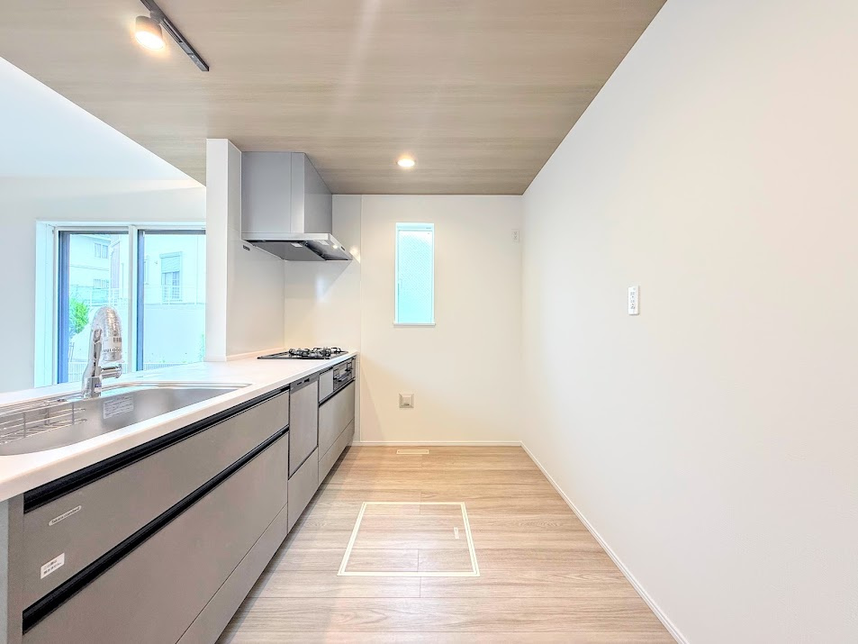 保土ヶ谷区法泉3丁目　新築戸建て　第7のキッチン|◆デザイン性と機能性を兼ね備えたキッチンです。リビングスペースとの一体感が生まれ、広々空間を演出してくれます。
