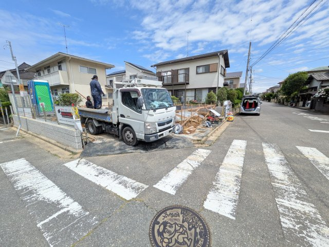 牛久市南7丁目　17期　新築戸建ての前面道路含む現地写真|現地完成済で建物や駐車場、お庭も全てご覧いただけます。。
本日のご見学も可能です♪
お気軽にお電話またはお問い合わせください。