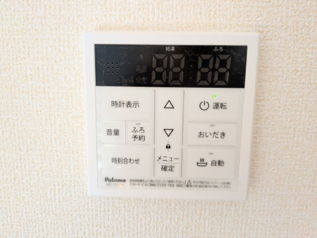 牛久市南7丁目　17期　新築戸建てのキッチン|キッチンからもお風呂の操作が可能な便利な浴室リモコン。
調理中にお湯張りや追い炊きができ、家事の効率がアップします♪