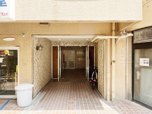 【エントランス】 | 秀和第2高輪レジデンス | お客様を、そして住人を出迎えてくれるマンションのエントランス。ゴミが落ちていないことからも、管理状態の良さや住民の節度の高さが見て取れます。～即日のご見学可能～　お問合せはお気軽にどうぞ。