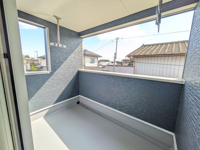 土浦市都和　第3　新築戸建てのバルコニー|人気のインナーバルコニー。室内と一体感があり、雨の日のお子様の遊び場や、ペットの安全な外気浴スペースにも最適です♪