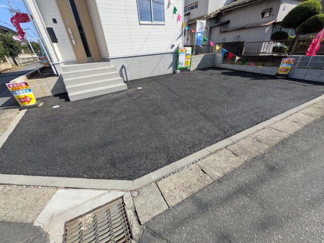 土浦市都和　第3　新築戸建ての駐車場|駐車3台可能で、出し入れしやすいゆとりのカースペース。
月々の駐車場代が不要な点も大きな魅力です。