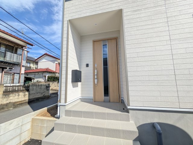 土浦市都和　第3　新築戸建ての玄関|玄関ドアはカードキーで開閉も楽々♪
スマホでの開錠と施錠も可能です！
玄関上部には人感センサー付きのダウンライトがあるので、夜間の帰宅時に自動で点灯してくれます♪
防犯対策面にも一役買ってくれます！