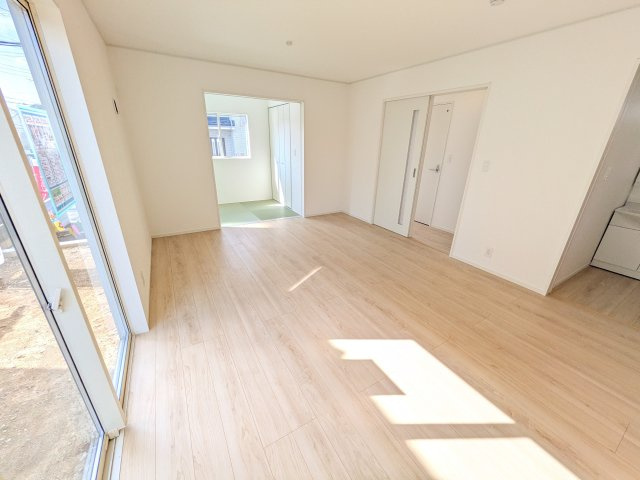 土浦市都和　第3　新築戸建ての居間・リビング|家族の会話が自然と弾む、広々としたゆとりのLDK。南西向きの窓からたっぷりの光が射し込む明るく快適な空間です。