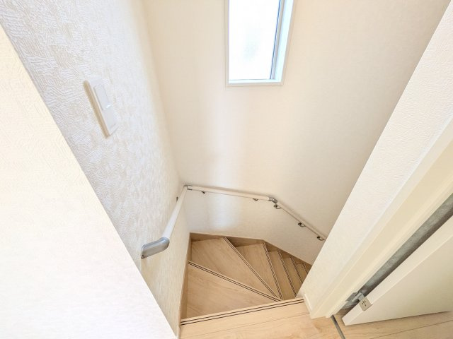 土浦市都和　第3　新築戸建ての内装|窓付きで明るい階段は、手すり付きでお子様からご年配の方まで安心して上り下りができます♪