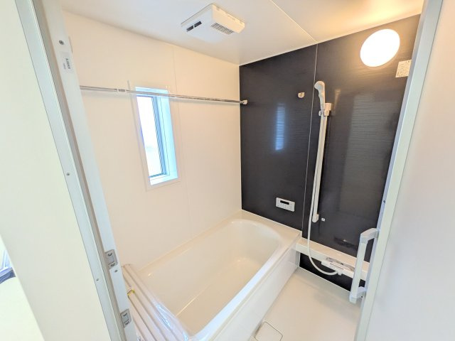 土浦市都和　第3　新築戸建ての浴室|1坪タイプのゆったりとしたバスルームは浴室暖房換気乾燥機付きで、どんな季節でも快適なバスタイムを満喫出来ます♪ 窓付きで明るく開放的なところも良いですね！