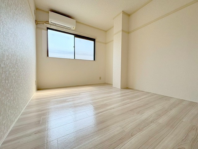 グランドハイツ三津屋北の居間・リビング