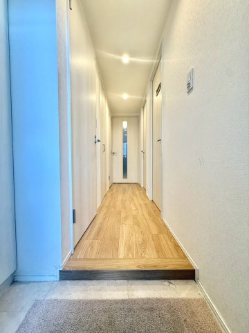 マリーヌ吉野町の玄関|落ち着いた色調で統一された上品な空間です。