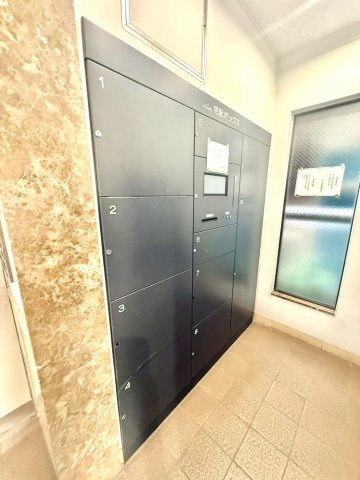 マリーヌ吉野町の設備|ネットショッピングを快適に楽しめる宅配BOX完備。