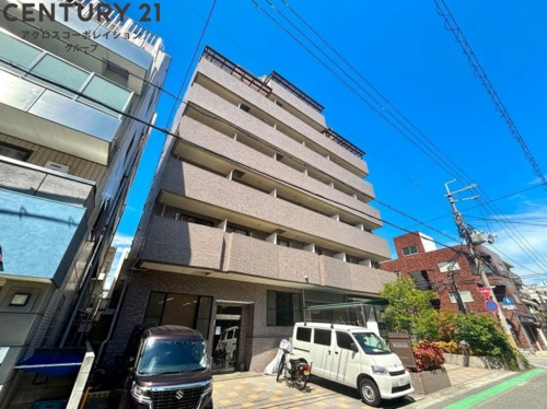 オートロックで外部の人間が簡単に出入りできないため安心です。
