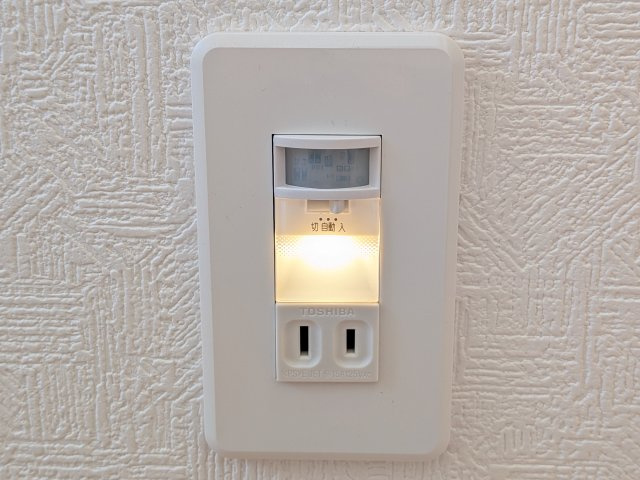 龍ケ崎市白羽　第11　新築戸建て　3号棟のその他|廊下や階段の足元を照らし、転倒事故を未然に防止。コンセントも使えて、暮らしの安全と便利を両立する安心設備です。