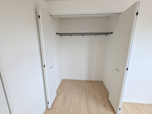 常総市水海道諏訪町　第3　新築戸建て　5号棟の収納|大容量のクローゼットを完備。衣類から季節家電までスッキリ片付き、空間を有効活用できます。
