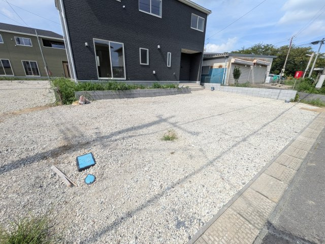 常総市水海道諏訪町　第3　新築戸建て　5号棟の駐車場|駐車4台可能で、出し入れしやすいゆとりのカースペース。
月々の駐車場代が不要な点も大きな魅力です。
