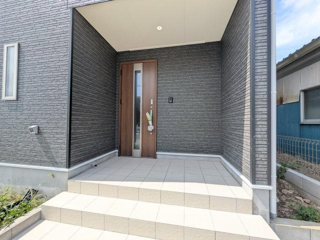 常総市水海道諏訪町　第3　新築戸建て　5号棟の玄関|玄関ドアはカードキーで開閉も楽々♪
スマホでの開錠と施錠も可能です！
玄関上部には人感センサー付きのダウンライトがあるので、夜間の帰宅時に自動で点灯してくれます♪
防犯対策面にも一役買ってくれます！