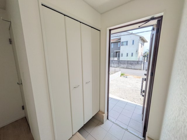 常総市水海道諏訪町　第3　新築戸建て　5号棟の玄関|家族全員の靴がスッキリ片付く大容量シューズボックス完備。お客様を気持ちよく迎えられる、明るく清潔感あふれる玄関です。