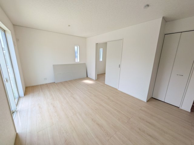 常総市水海道諏訪町　第3　新築戸建て　5号棟の居間・リビング|家族の会話が自然と弾む、広々としたゆとりのLDK。南西向きの窓からたっぷりの光が射し込む明るく快適な空間です。