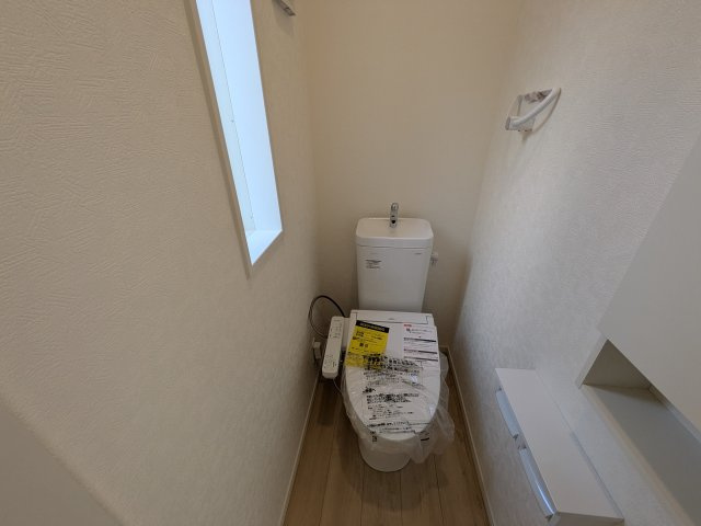 常総市水海道諏訪町　第3　新築戸建て　5号棟のトイレ|少ない水でもパワフルに洗浄する節水設計。清潔さと機能性を両立させた、毎日気持ち良く使えるトイレ空間です。