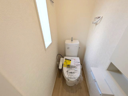 常総市水海道諏訪町　第3　新築戸建て　5号棟のトイレ|少ない水でもパワフルに洗浄する節水設計。清潔さと機能性を両立させた、毎日気持ち良く使えるトイレ空間です。