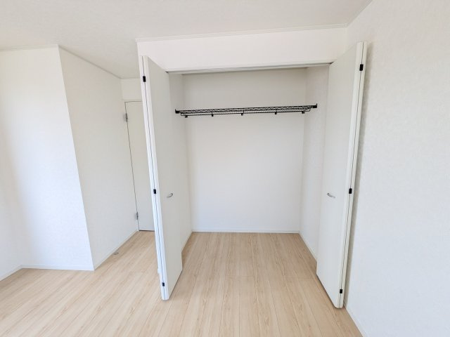 常総市本石下　第12　新築戸建て　4号棟の収納|大容量のクローゼットを完備。衣類から季節家電までスッキリ片付き、空間を有効活用できます。