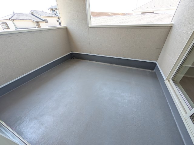 常総市本石下　第12　新築戸建て　4号棟のバルコニー|人気のインナーバルコニー。室内と一体感があり、雨の日のお子様の遊び場や、ペットの安全な外気浴スペースにも最適です♪