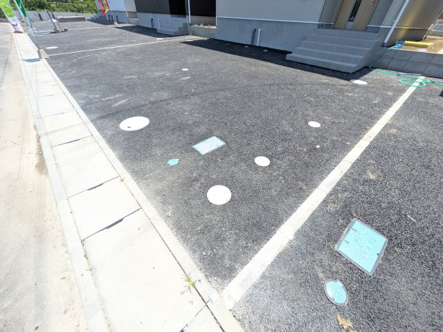 常総市本石下　第12　新築戸建て　4号棟の駐車場|駐車3台可能で、出し入れしやすいゆとりのカースペース。
月々の駐車場代が不要な点も大きな魅力です。