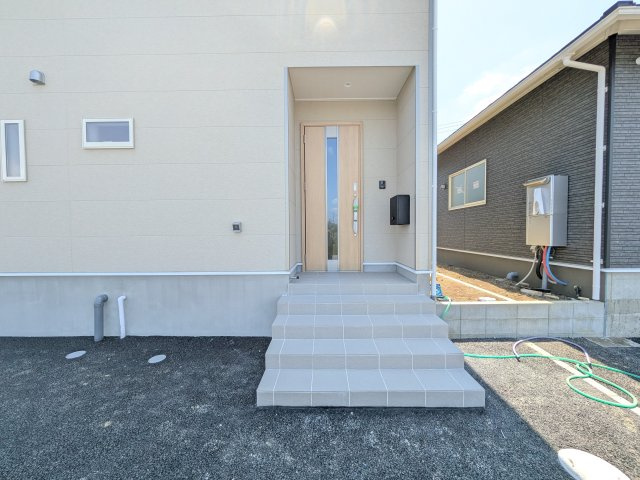 常総市本石下　第12　新築戸建て　4号棟の玄関|玄関ドアはカードキーで開閉も楽々♪
スマホでの開錠と施錠も可能です！
玄関上部には人感センサー付きのダウンライトがあるので、夜間の帰宅時に自動で点灯してくれます♪
防犯対策面にも一役買ってくれます！