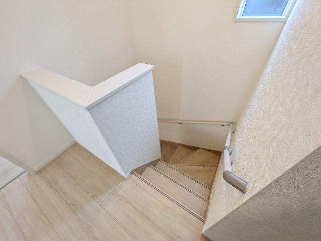 常総市本石下　第12　新築戸建て　4号棟の内装|窓付きで明るい階段は、手すり付きでお子様からご年配の方まで安心して上り下りができます♪
