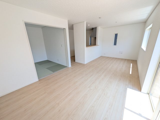 常総市本石下　第12　新築戸建て　4号棟の居間・リビング|居心地の良いデザインと機能性を両立。ご友人を招いたり、趣味を楽しんだり、様々なシーンで活躍する団らんの中心地です。