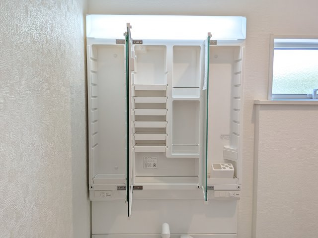 常総市本石下　第12　新築戸建て　4号棟の独立洗面台|家族全員の化粧品や日用品をまとめて収納できるミラーキャビネット。
扉を閉めれば生活感を隠し、洗面空間がすっきりと片付きます。