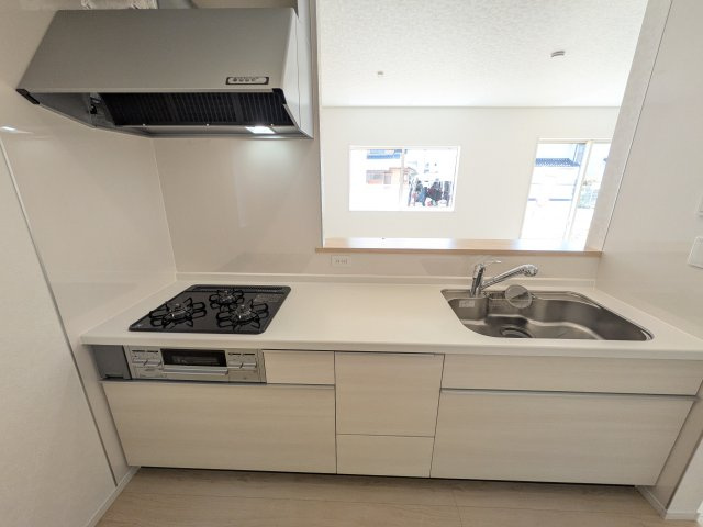 常総市本石下　第12　新築戸建て　4号棟のキッチン|対面式カウンターでリビングとの一体感を演出。使いやすい動線と豊富な収納で、毎日の料理時間も快適に過ごせます。
