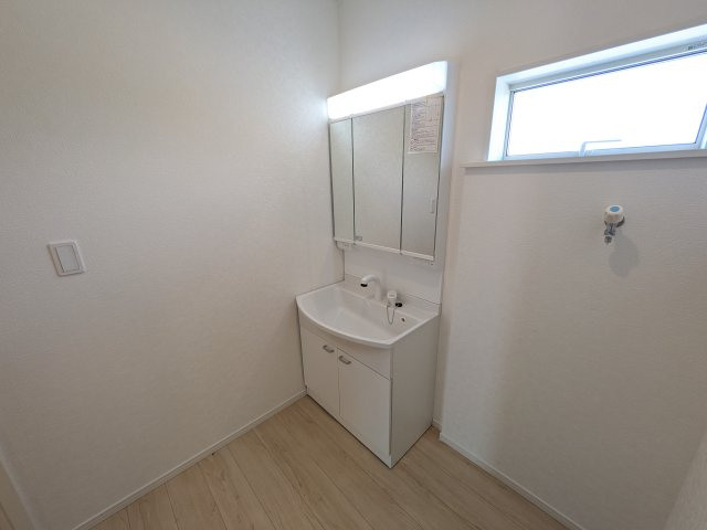 常総市本石下　第12　新築戸建て　4号棟の独立洗面台|三面鏡の洗面化粧台はミラー扉の内側がすべて収納スペースになっており、収納力も魅力的です♪
ボックスティッシュも収納可能で、可変トレイは収納物に応じて高さ調整ができます！
取り外して洗えるので清潔です♪