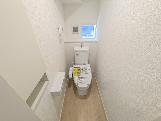 常総市本石下　第12　新築戸建て　4号棟のトイレ|少ない水でもパワフルに洗浄する節水設計。清潔さと機能性を両立させた、毎日気持ち良く使えるトイレ空間です。