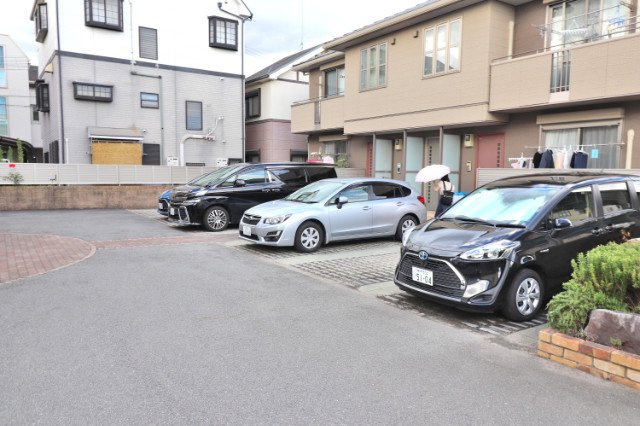 ベヌスタ丸橋の駐車場
