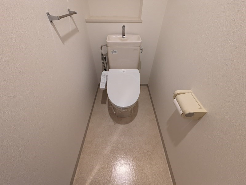西宮市甲子園四番町の賃貸マンションのトイレ