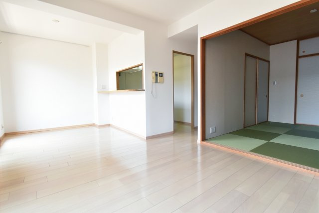 西宮市甲子園四番町の賃貸マンションの居間・リビング