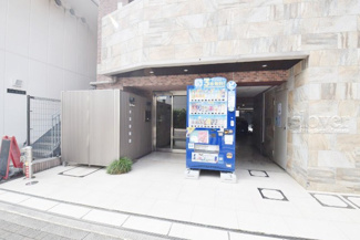 【エントランス】 | オートロックを備えた、マンションのエントランス。やはりセキュリティの観点は欠かすことができません。皆様を“安全”に送り出し、出迎えてくれます。～即日のご見学可能～　お問合せはお気軽にどうぞ。