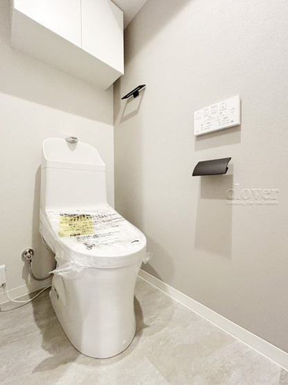 【トイレ】 | マイキャッスル東長崎 | 温水洗浄便座付き　トイレはもともと個人の領域である自宅の中でも、最もプライベートな空間です。だからこそ、ほしい「落ち着き」がここにあります。～即日のご見学可能～　お問合せはお気軽にどうぞ。