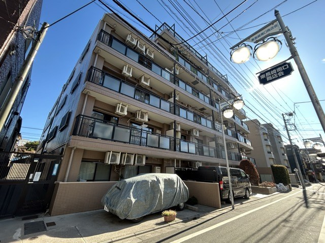 【現況写真】 | マイキャッスル東長崎 | 前面道路と外観の様子です。～即日のご見学可能～　お問合せはお気軽にどうぞ。