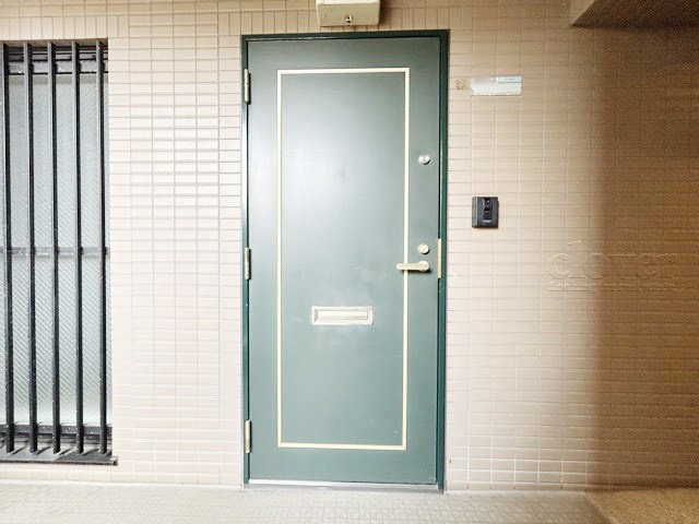 【その他共用部分】 | マイキャッスル東長崎 | 皆様をお迎えする、お部屋の玄関ドア。開けやすさや開放角度、ドアノブの操作しやすさや鍵の形状などを、現地で一度ご確認ください。～即日のご見学可能～　お問合せはお気軽にどうぞ。
