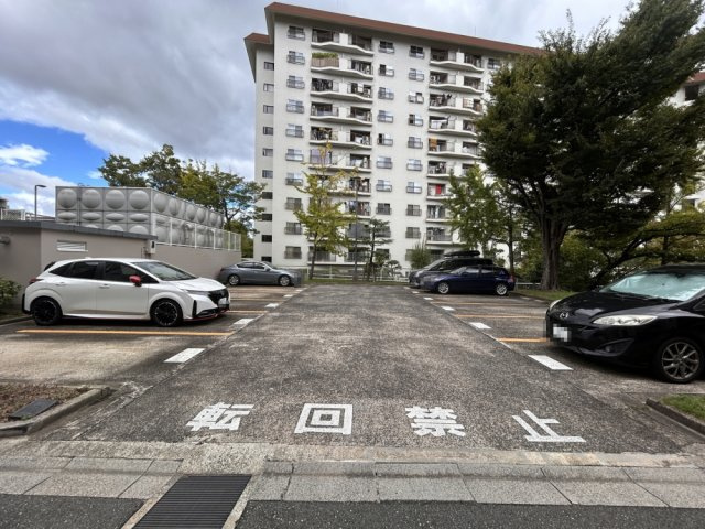 桃山台グランドマンションD弐棟の駐車場