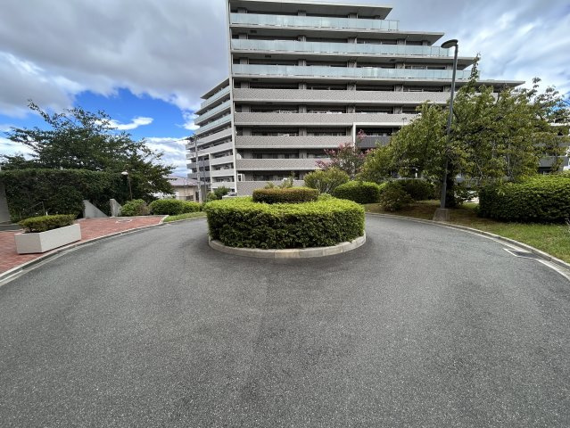 桃山台グランドマンションD弐棟の駐車場